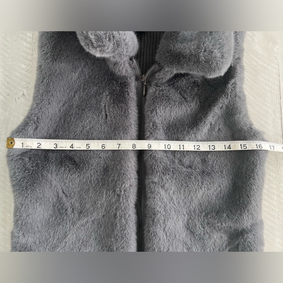 WHBM Womens Faux Fur Super Soft Vest Size Small Gray Collared Full Zip Like New - Picture 5 of 7